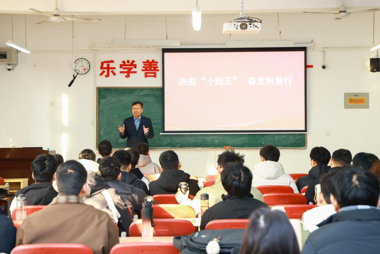 校长吴中深入课堂为学生讲授思政课